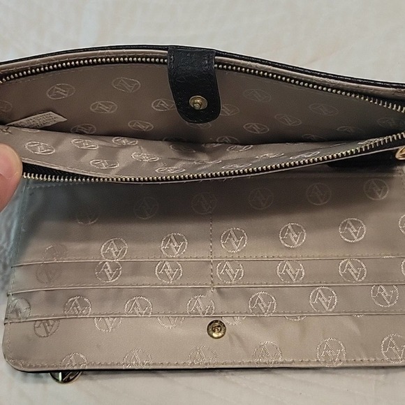 Adrienne Vittadini wristlet clutch - Picture 8 of 8